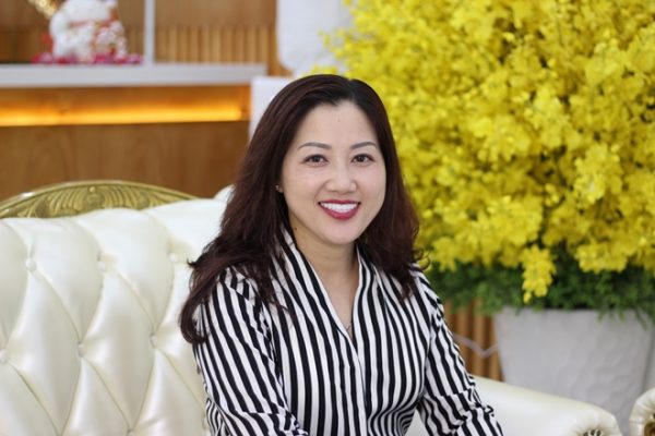 viet-kieu-ve-nuoc-lam-rang-su